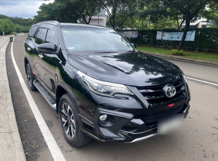 Toyota Fortuner bekas berkualitas siap pakai di CMBET Dealer Mobil Bekas Jakarta